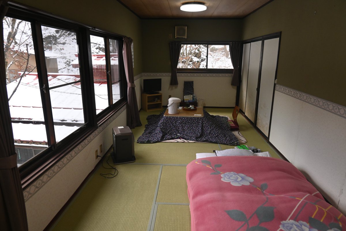 (ヽ´ん`)「ほい、これが俺の部屋ね。日本の和を詰め込んだ最高傑作」