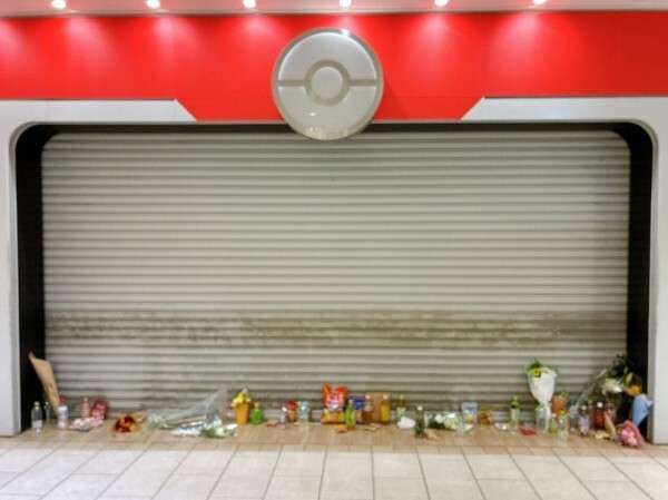 ポケセンさん、献花で埋め尽くされる・・・