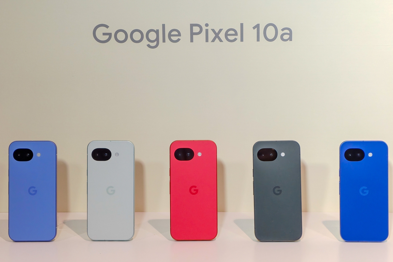 【悲報】Google Pixel日本限定モデルの正体、ただの青色違いwww